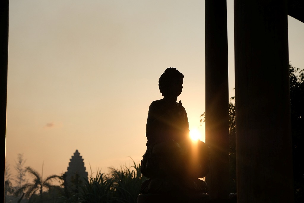 DỌN RÁC BÃI BIỂN TRONG NGÀY TU HỌC ĐẦU TIÊN TẠI CHÙA QUAN ÂM ĐÔNG HẢI