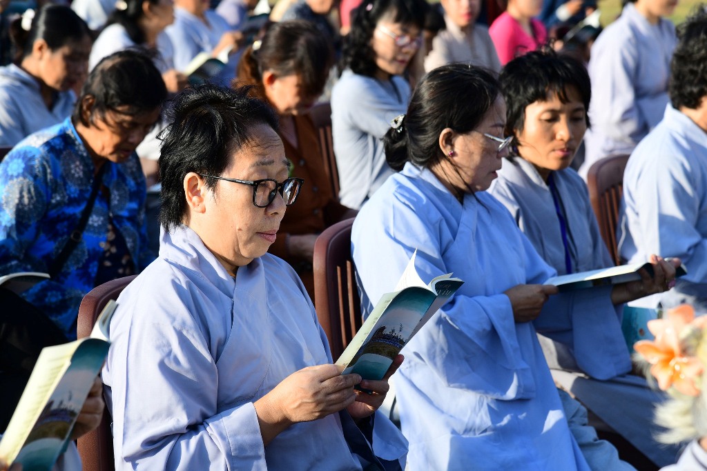 TRÌ TỤNG KINH PHỔ MÔN DƯỚI TƯỢNG ĐÀI BỒ TÁT QUAN THẾ ÂM BA MẶT TẠI CHÙA QUAN ÂM ĐÔNG HẢI