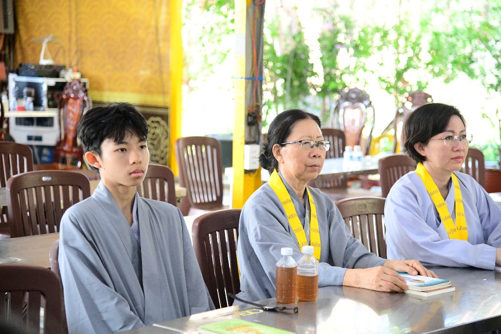 NỤ CƯỜI VÀ YÊU THƯƠNG – HÀNH TRANG NHẸ BƯỚC VỀ CÕI PHẬT