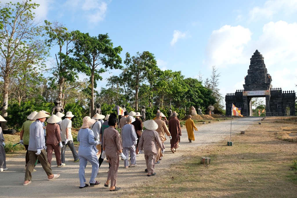 LÀM VƯỜN TRONG CHÁNH NIỆM: HÀNH GIẢ KHÓA TU PHƯƠNG TRỜI THONG DONG NHỔ CỎ QUANH HỒ TỊNH TÂM