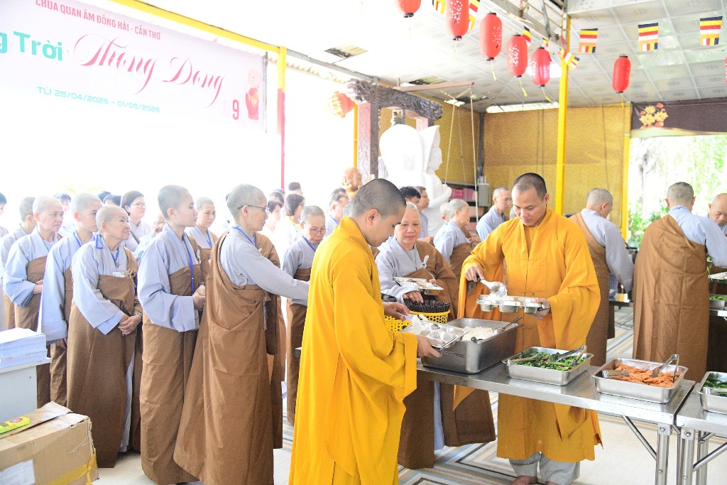 BỮA CƠM CHÁNH NIỆM ĐẦU TIÊN TRONG KHÓA TU PHƯƠNG TRỜI THONG DONG LẦN 9