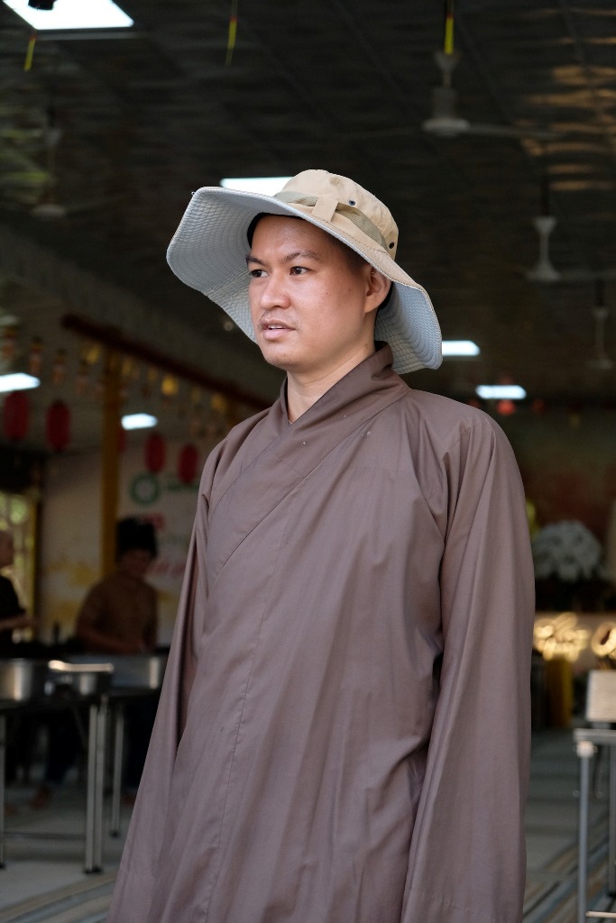 DỌN RÁC BÃI BIỂN TRONG NGÀY TU HỌC ĐẦU TIÊN TẠI CHÙA QUAN ÂM ĐÔNG HẢI