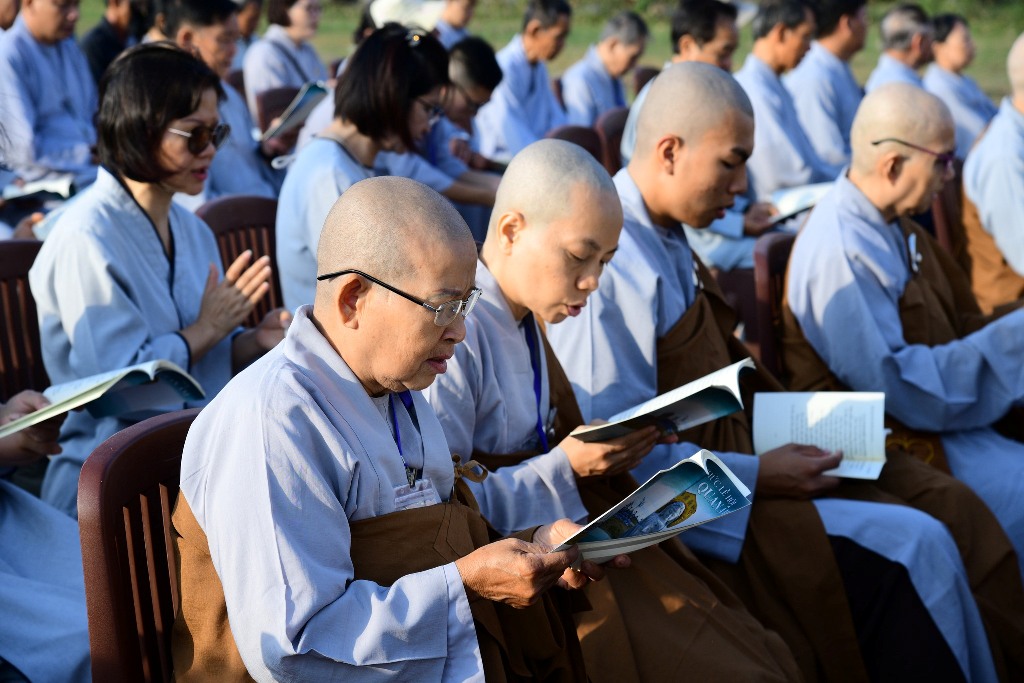 TRÌ TỤNG KINH PHỔ MÔN DƯỚI TƯỢNG ĐÀI BỒ TÁT QUAN THẾ ÂM BA MẶT TẠI CHÙA QUAN ÂM ĐÔNG HẢI