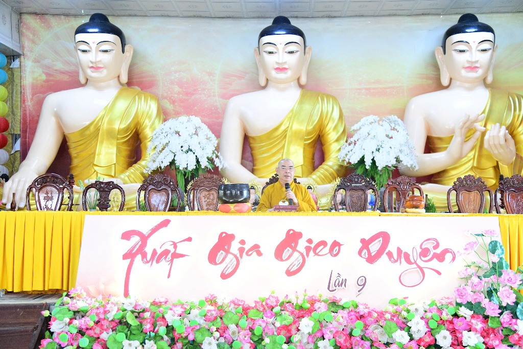 NỤ CƯỜI VÀ YÊU THƯƠNG – HÀNH TRANG NHẸ BƯỚC VỀ CÕI PHẬT