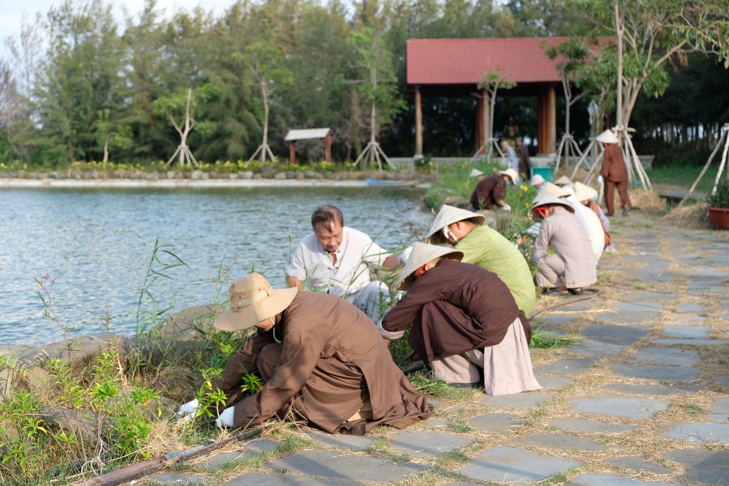 LÀM VƯỜN TRONG CHÁNH NIỆM: HÀNH GIẢ KHÓA TU PHƯƠNG TRỜI THONG DONG NHỔ CỎ QUANH HỒ TỊNH TÂM