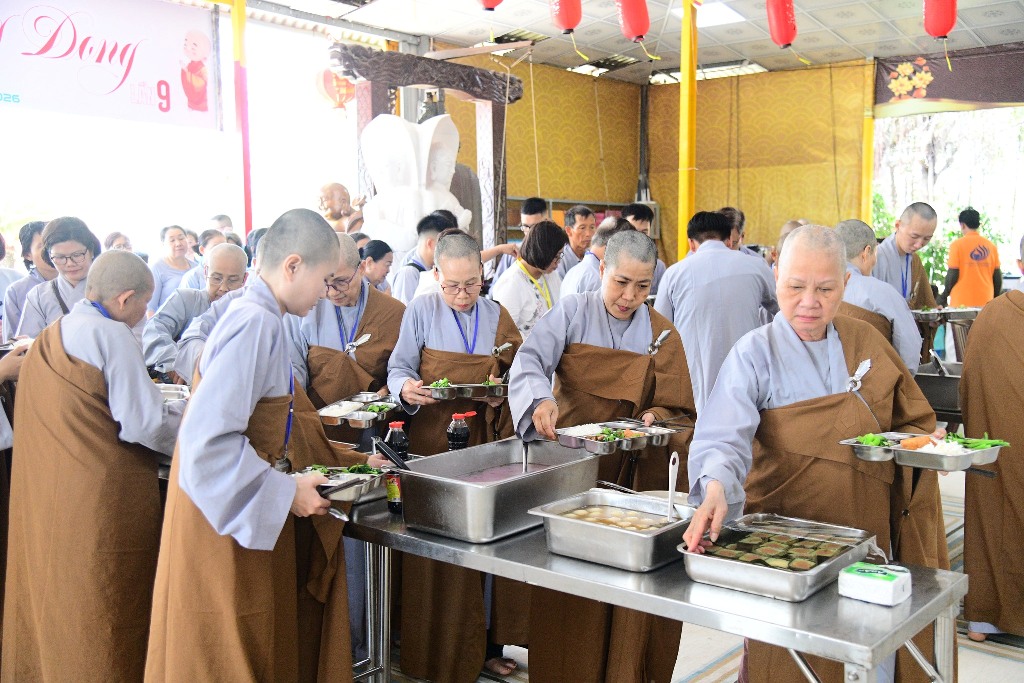 BỮA CƠM CHÁNH NIỆM ĐẦU TIÊN TRONG KHÓA TU PHƯƠNG TRỜI THONG DONG LẦN 9
