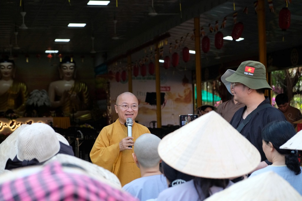DỌN RÁC BÃI BIỂN TRONG NGÀY TU HỌC ĐẦU TIÊN TẠI CHÙA QUAN ÂM ĐÔNG HẢI