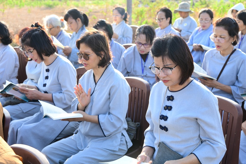 TRÌ TỤNG KINH PHỔ MÔN DƯỚI TƯỢNG ĐÀI BỒ TÁT QUAN THẾ ÂM BA MẶT TẠI CHÙA QUAN ÂM ĐÔNG HẢI