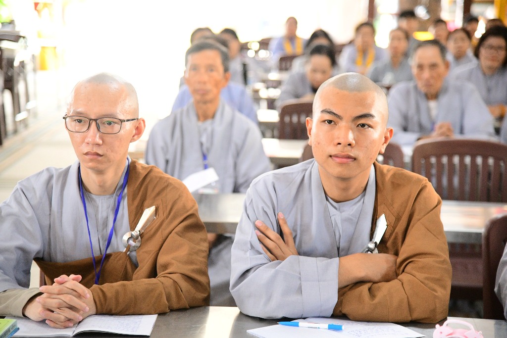 NỤ CƯỜI VÀ YÊU THƯƠNG – HÀNH TRANG NHẸ BƯỚC VỀ CÕI PHẬT