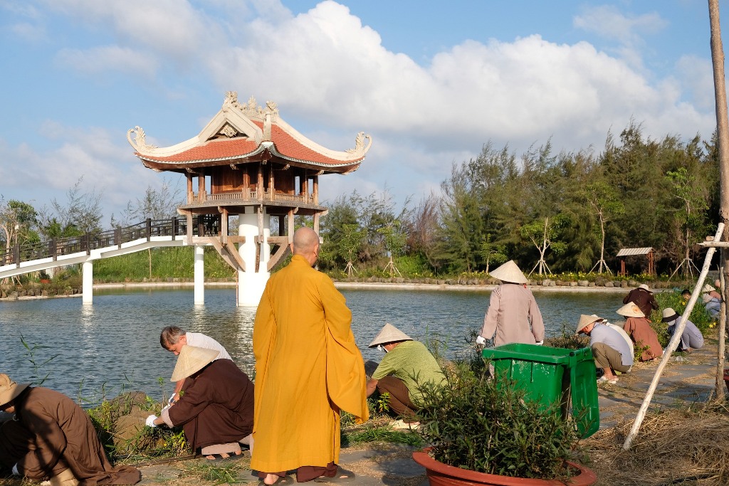 LÀM VƯỜN TRONG CHÁNH NIỆM: HÀNH GIẢ KHÓA TU PHƯƠNG TRỜI THONG DONG NHỔ CỎ QUANH HỒ TỊNH TÂM