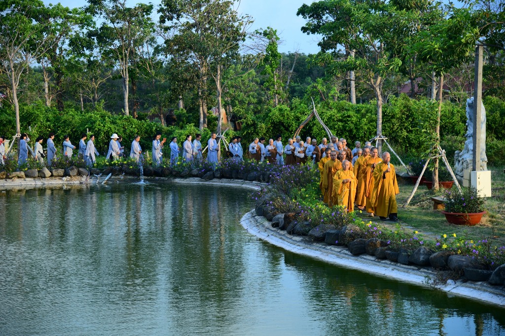 SÁNG AN NHIÊN TRONG KHÓA THIỀN HÀNH