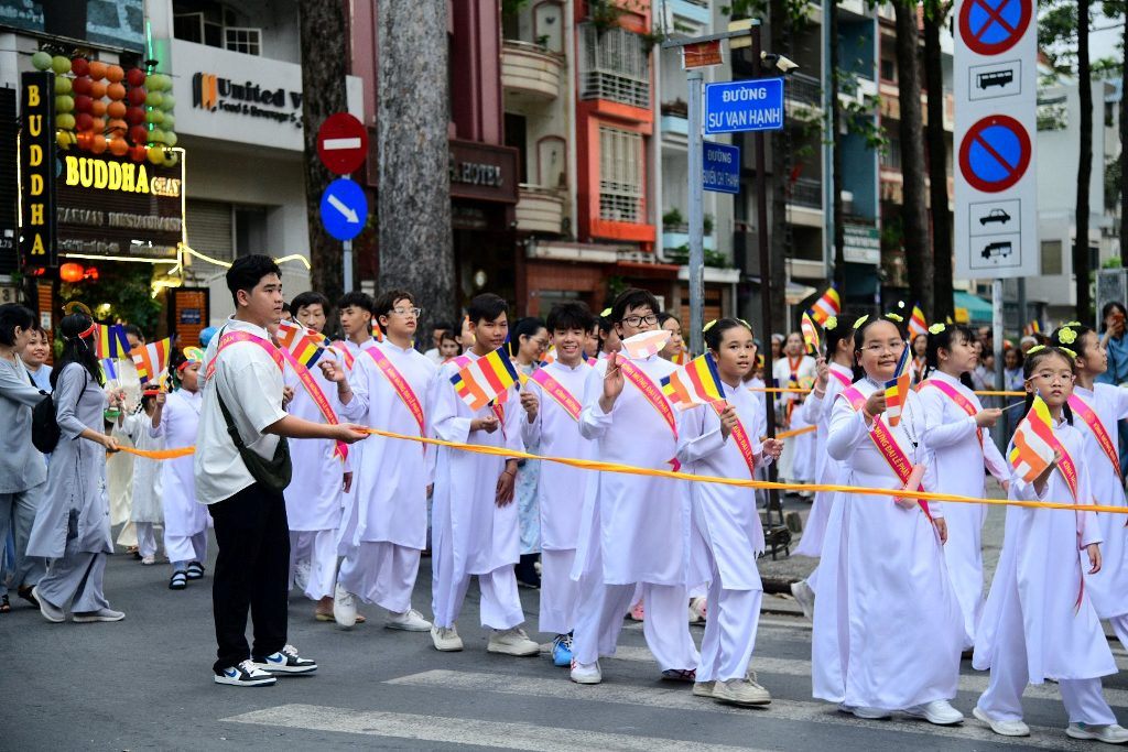 Dọc đại lộ mùa Khánh đản: Trăm đóa “Búp sen từ bi” rước kiệu hoa, thắp sáng phố thị từ Chùa Giác Ngộ đến Tổ đình Ấn Quang