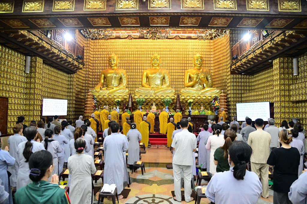 LÀM MỚI THÂN TÂM ĐÓN MỪNG PHẬT ĐẢN