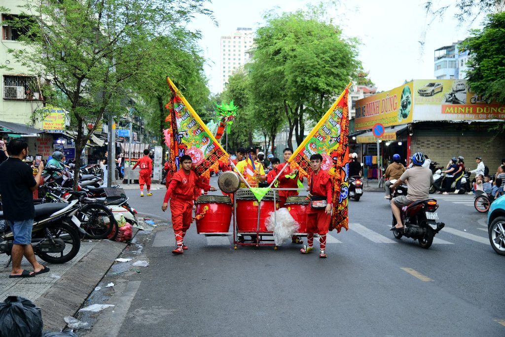 Dọc đại lộ mùa Khánh đản: Trăm đóa “Búp sen từ bi” rước kiệu hoa, thắp sáng phố thị từ Chùa Giác Ngộ đến Tổ đình Ấn Quang