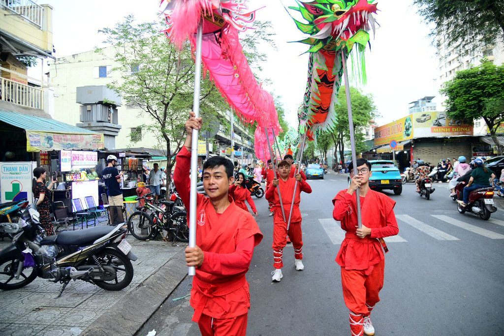 Dọc đại lộ mùa Khánh đản: Trăm đóa “Búp sen từ bi” rước kiệu hoa, thắp sáng phố thị từ Chùa Giác Ngộ đến Tổ đình Ấn Quang
