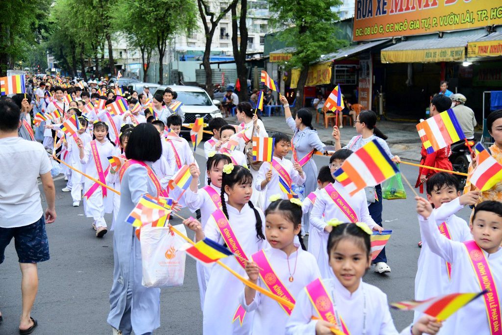 Dọc đại lộ mùa Khánh đản: Trăm đóa “Búp sen từ bi” rước kiệu hoa, thắp sáng phố thị từ Chùa Giác Ngộ đến Tổ đình Ấn Quang