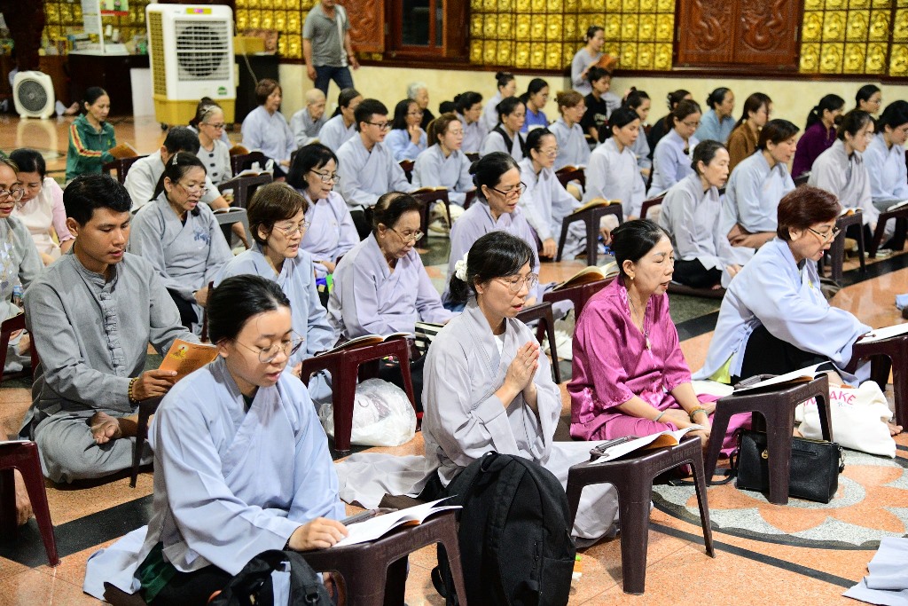 LÀM MỚI THÂN TÂM ĐÓN MỪNG PHẬT ĐẢN