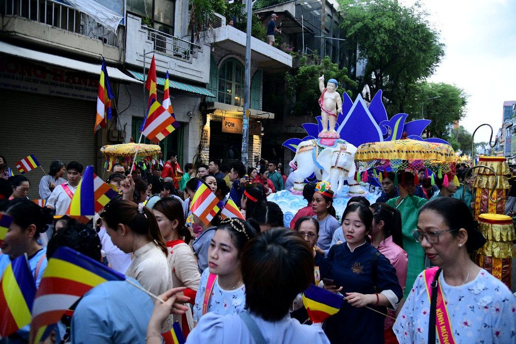Dọc đại lộ mùa Khánh đản: Trăm đóa “Búp sen từ bi” rước kiệu hoa, thắp sáng phố thị từ Chùa Giác Ngộ đến Tổ đình Ấn Quang