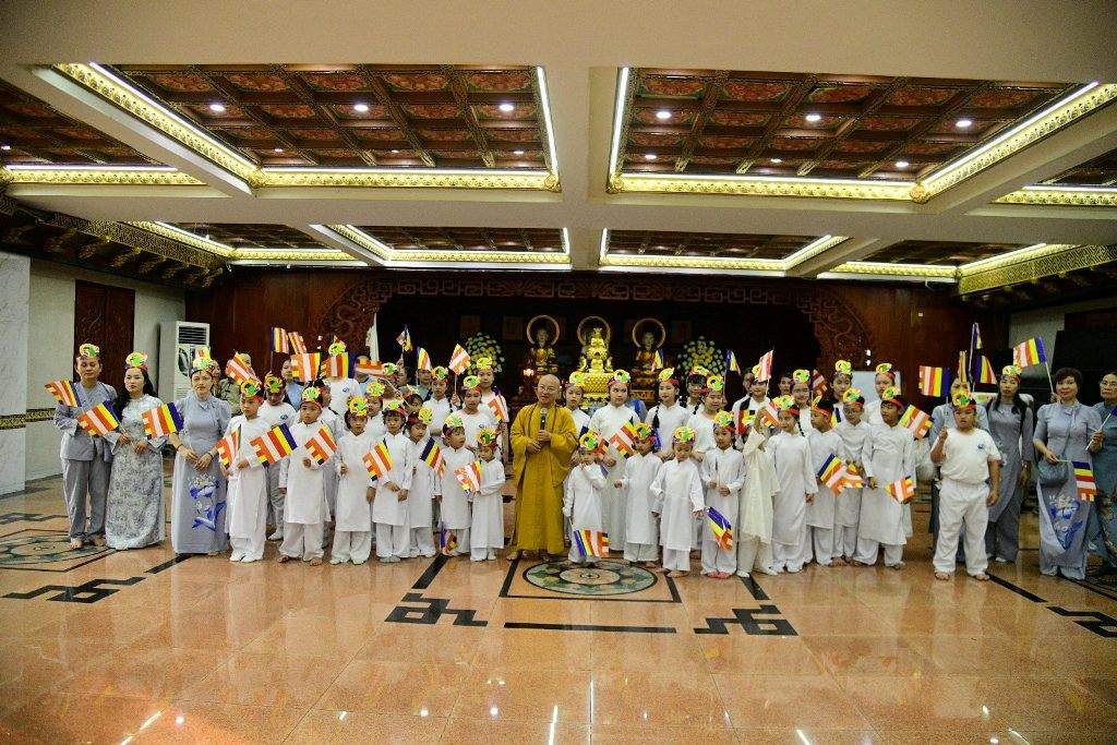 Dọc đại lộ mùa Khánh đản: Trăm đóa “Búp sen từ bi” rước kiệu hoa, thắp sáng phố thị từ Chùa Giác Ngộ đến Tổ đình Ấn Quang