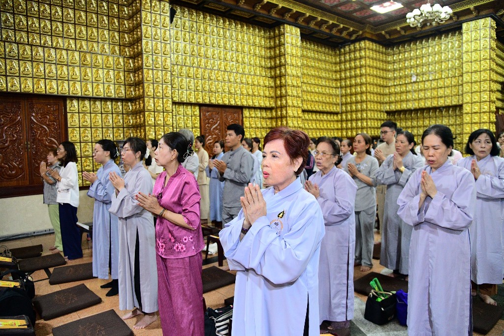 LÀM MỚI THÂN TÂM ĐÓN MỪNG PHẬT ĐẢN