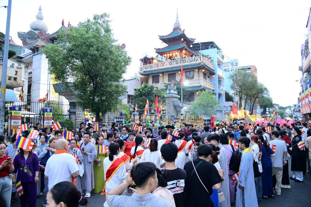 Dọc đại lộ mùa Khánh đản: Trăm đóa “Búp sen từ bi” rước kiệu hoa, thắp sáng phố thị từ Chùa Giác Ngộ đến Tổ đình Ấn Quang
