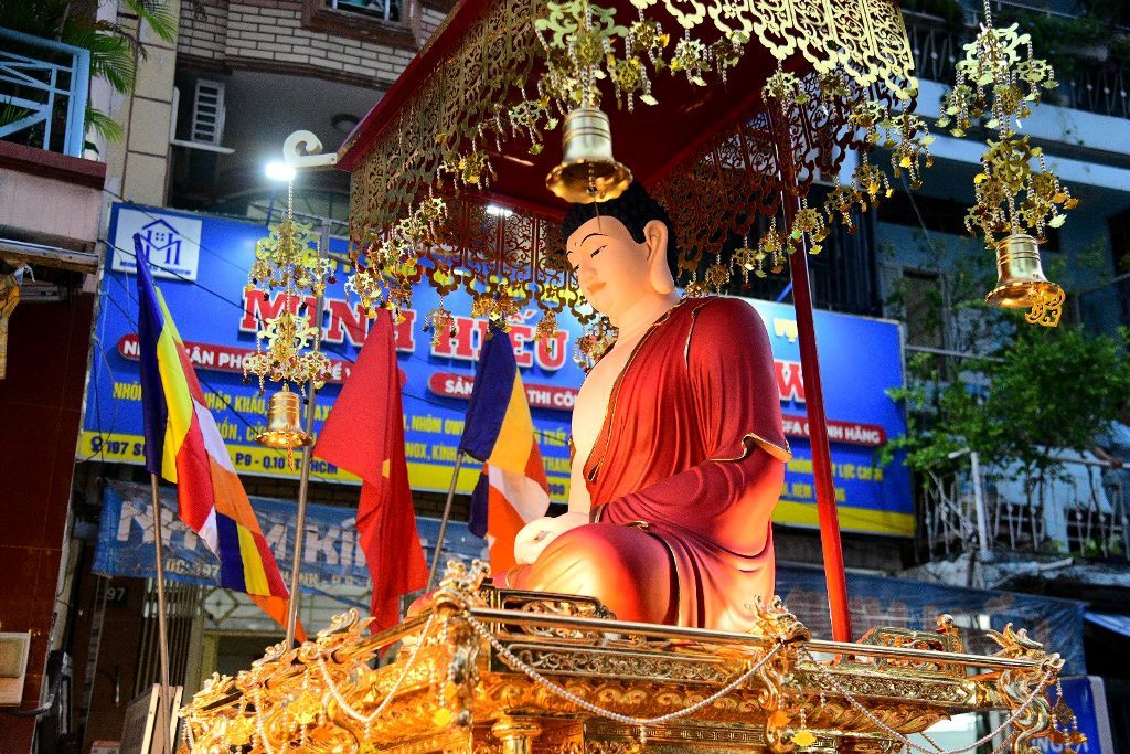 Dọc đại lộ mùa Khánh đản: Trăm đóa “Búp sen từ bi” rước kiệu hoa, thắp sáng phố thị từ Chùa Giác Ngộ đến Tổ đình Ấn Quang