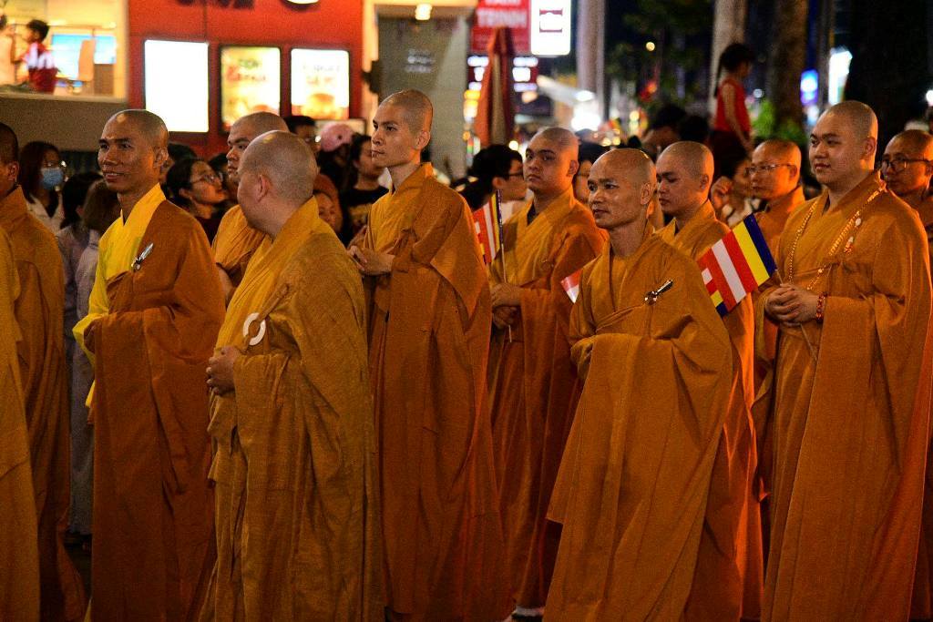 Dọc đại lộ mùa Khánh đản: Trăm đóa “Búp sen từ bi” rước kiệu hoa, thắp sáng phố thị từ Chùa Giác Ngộ đến Tổ đình Ấn Quang