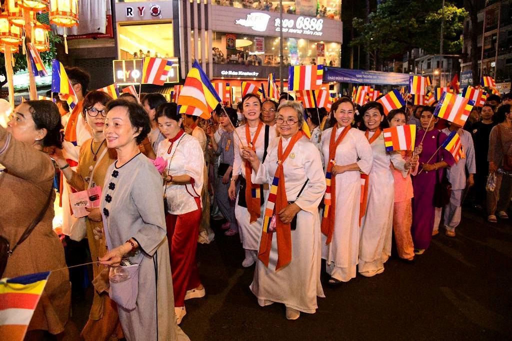 Dọc đại lộ mùa Khánh đản: Trăm đóa “Búp sen từ bi” rước kiệu hoa, thắp sáng phố thị từ Chùa Giác Ngộ đến Tổ đình Ấn Quang