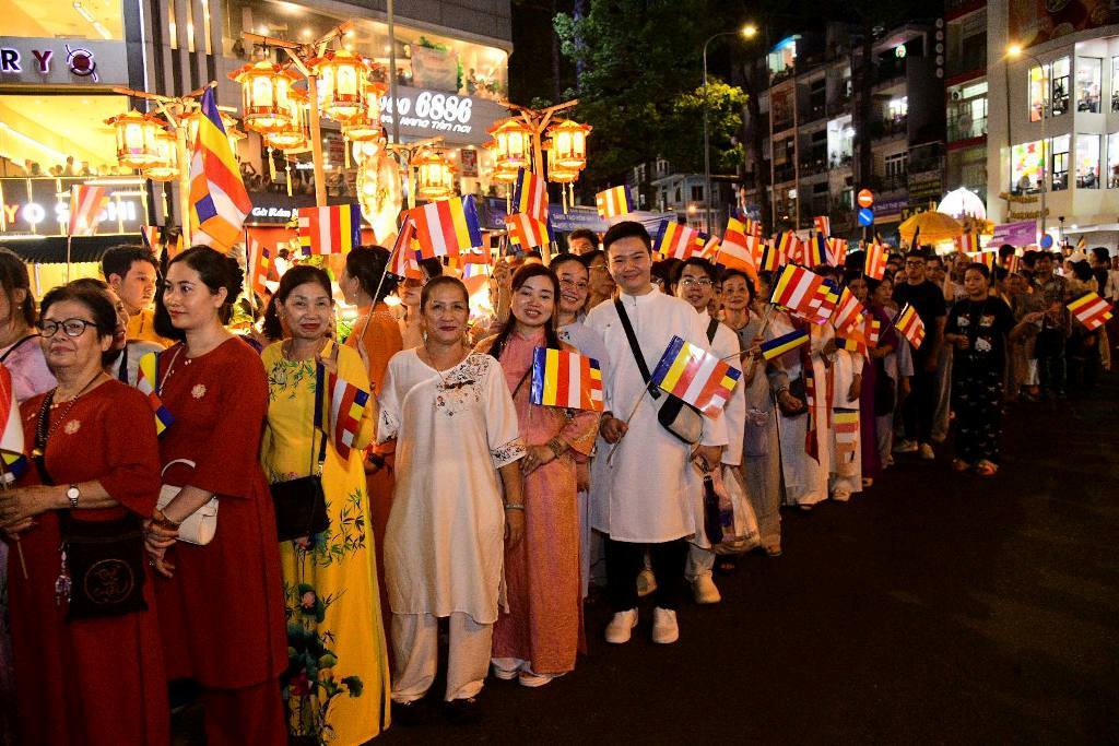 Dọc đại lộ mùa Khánh đản: Trăm đóa “Búp sen từ bi” rước kiệu hoa, thắp sáng phố thị từ Chùa Giác Ngộ đến Tổ đình Ấn Quang