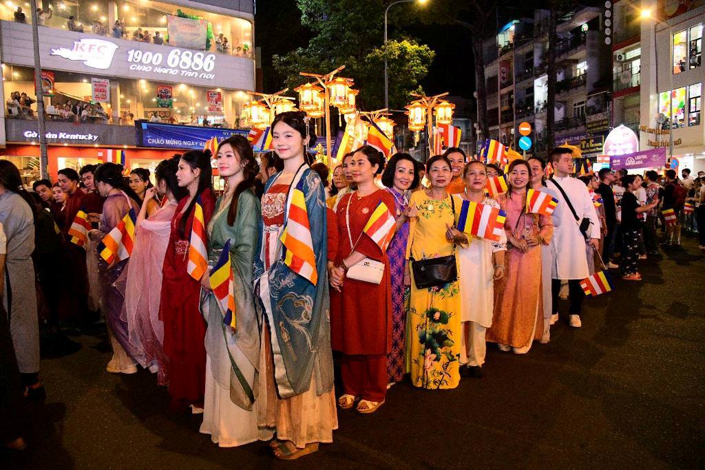 Dọc đại lộ mùa Khánh đản: Trăm đóa “Búp sen từ bi” rước kiệu hoa, thắp sáng phố thị từ Chùa Giác Ngộ đến Tổ đình Ấn Quang