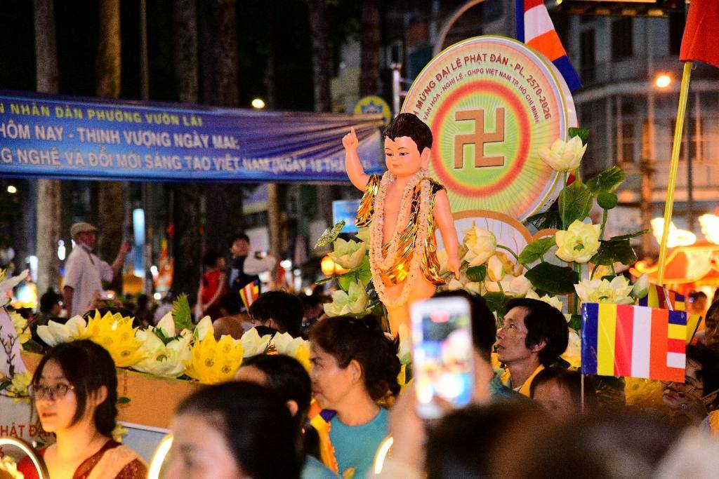Dọc đại lộ mùa Khánh đản: Trăm đóa “Búp sen từ bi” rước kiệu hoa, thắp sáng phố thị từ Chùa Giác Ngộ đến Tổ đình Ấn Quang