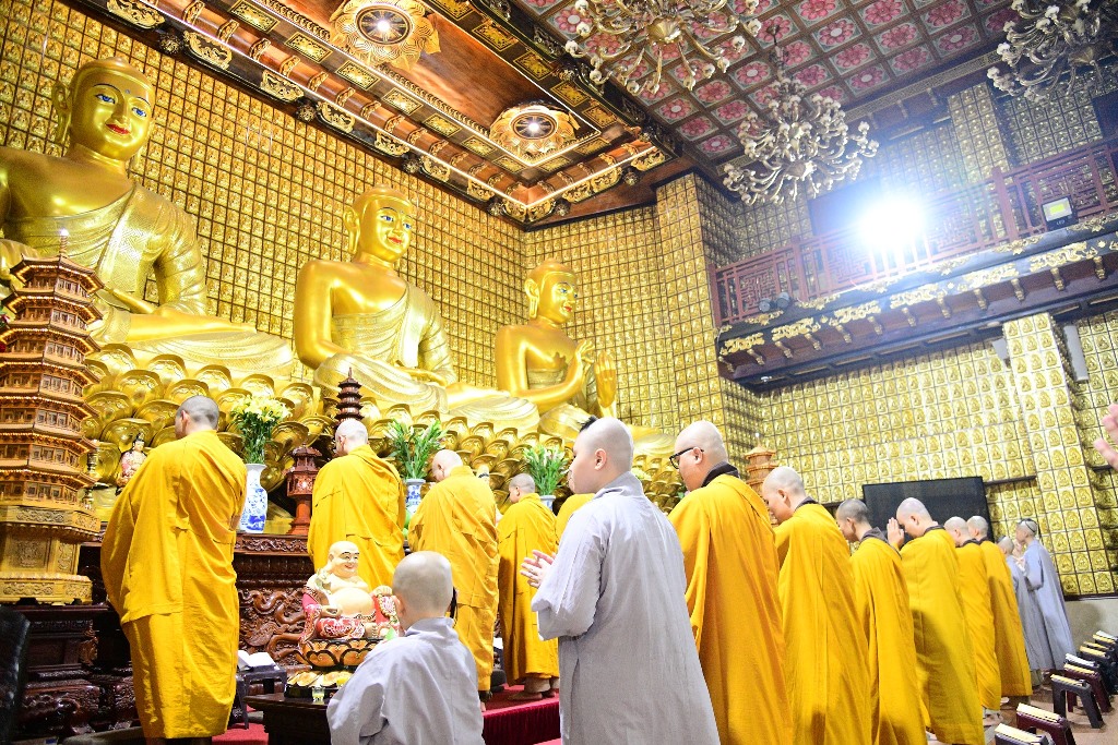 LÀM MỚI THÂN TÂM ĐÓN MỪNG PHẬT ĐẢN