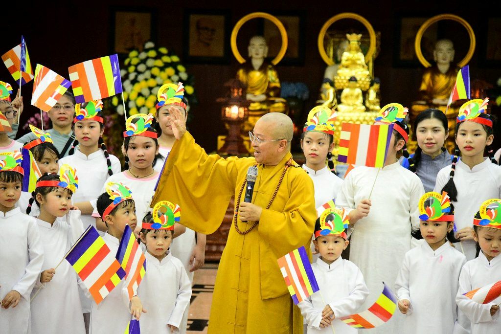 Dọc đại lộ mùa Khánh đản: Trăm đóa “Búp sen từ bi” rước kiệu hoa, thắp sáng phố thị từ Chùa Giác Ngộ đến Tổ đình Ấn Quang