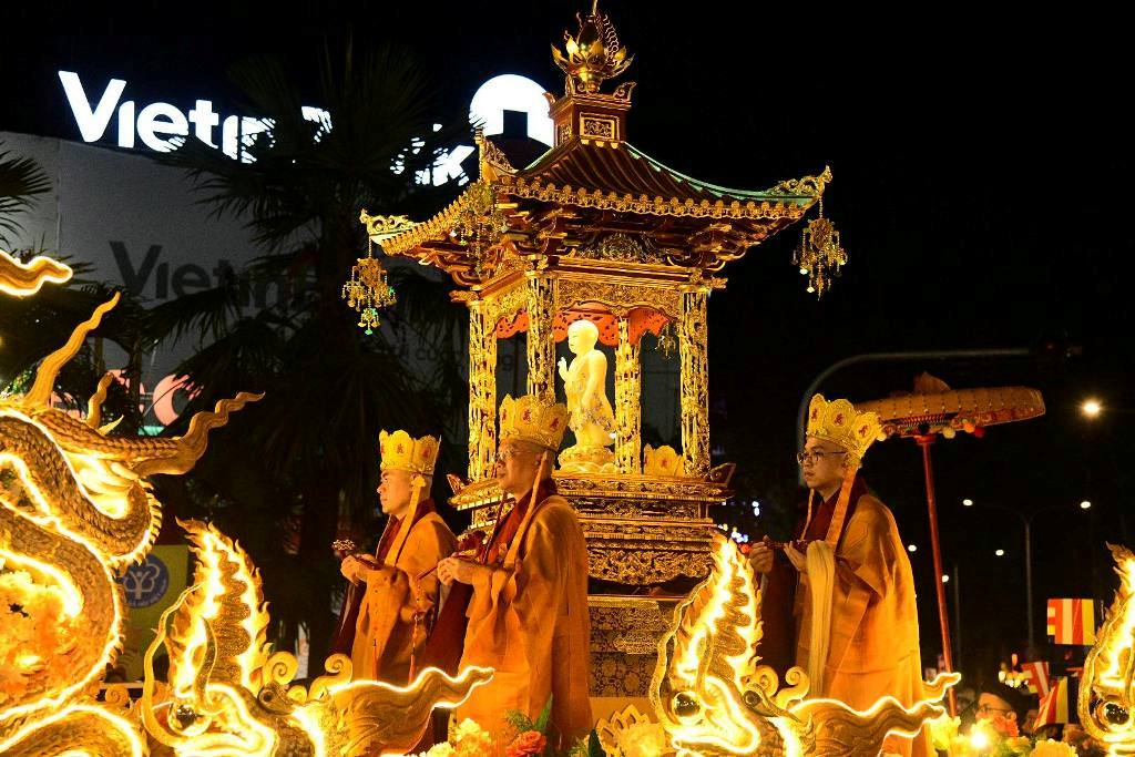 Dọc đại lộ mùa Khánh đản: Trăm đóa “Búp sen từ bi” rước kiệu hoa, thắp sáng phố thị từ Chùa Giác Ngộ đến Tổ đình Ấn Quang