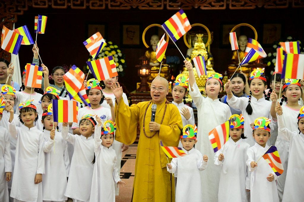 Dọc đại lộ mùa Khánh đản: Trăm đóa “Búp sen từ bi” rước kiệu hoa, thắp sáng phố thị từ Chùa Giác Ngộ đến Tổ đình Ấn Quang