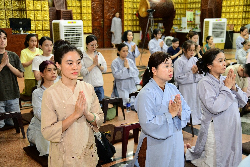 LÀM MỚI THÂN TÂM ĐÓN MỪNG PHẬT ĐẢN