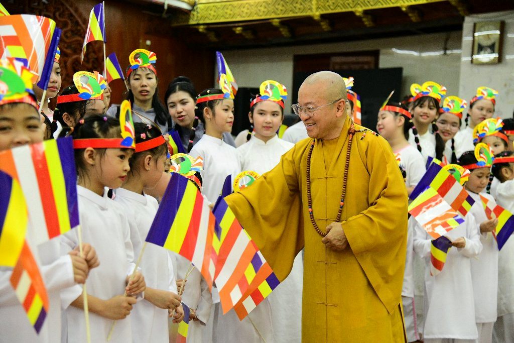Dọc đại lộ mùa Khánh đản: Trăm đóa “Búp sen từ bi” rước kiệu hoa, thắp sáng phố thị từ Chùa Giác Ngộ đến Tổ đình Ấn Quang