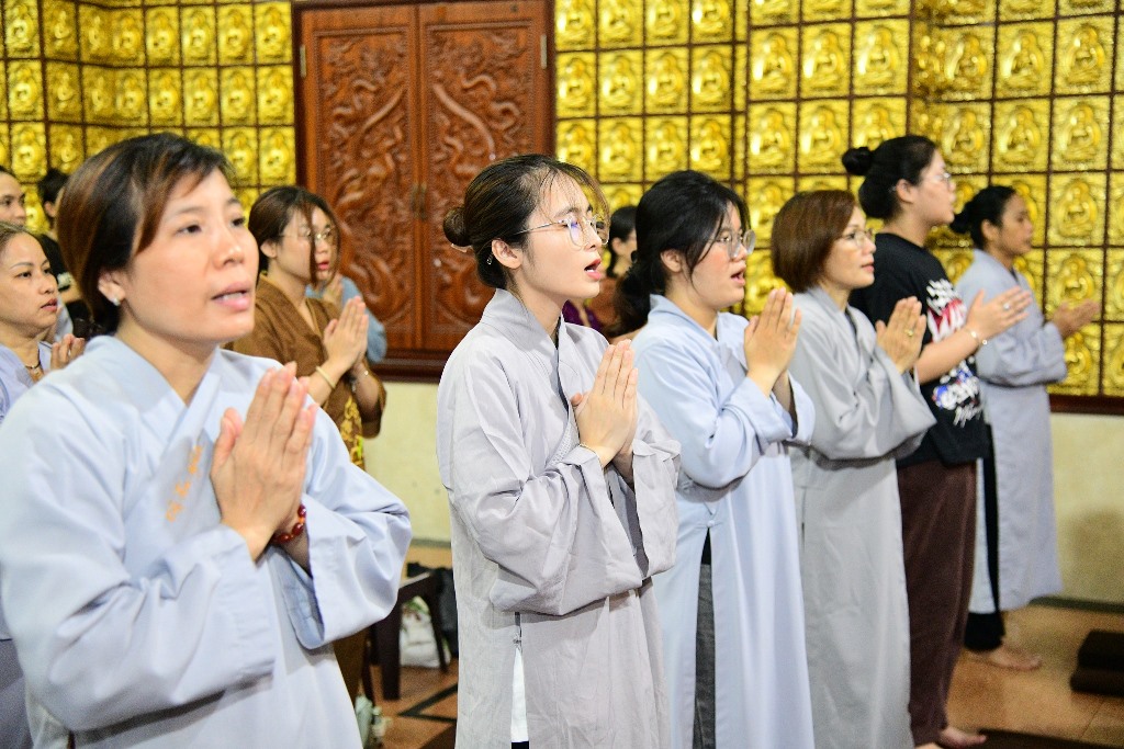 LÀM MỚI THÂN TÂM ĐÓN MỪNG PHẬT ĐẢN