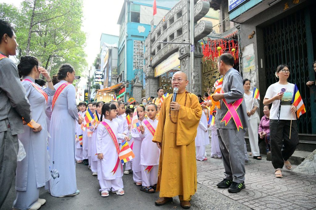 Dọc đại lộ mùa Khánh đản: Trăm đóa “Búp sen từ bi” rước kiệu hoa, thắp sáng phố thị từ Chùa Giác Ngộ đến Tổ đình Ấn Quang