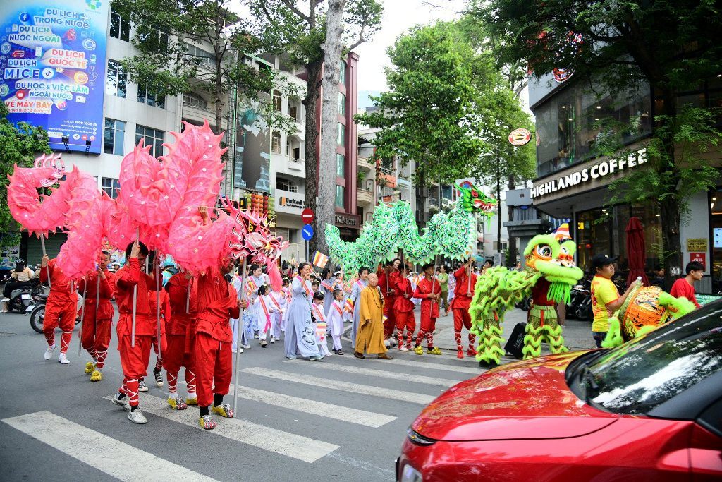 Dọc đại lộ mùa Khánh đản: Trăm đóa “Búp sen từ bi” rước kiệu hoa, thắp sáng phố thị từ Chùa Giác Ngộ đến Tổ đình Ấn Quang