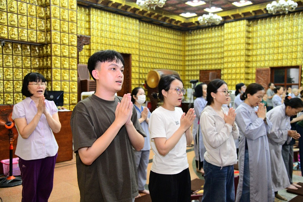 LÀM MỚI THÂN TÂM ĐÓN MỪNG PHẬT ĐẢN