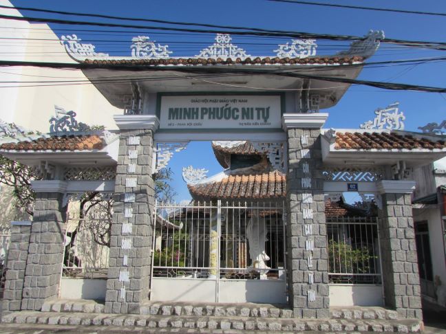 Câu đối của Hòa thượng Tuệ Sỹ lưu trên cổng tam quan Minh Phước Ni Tự