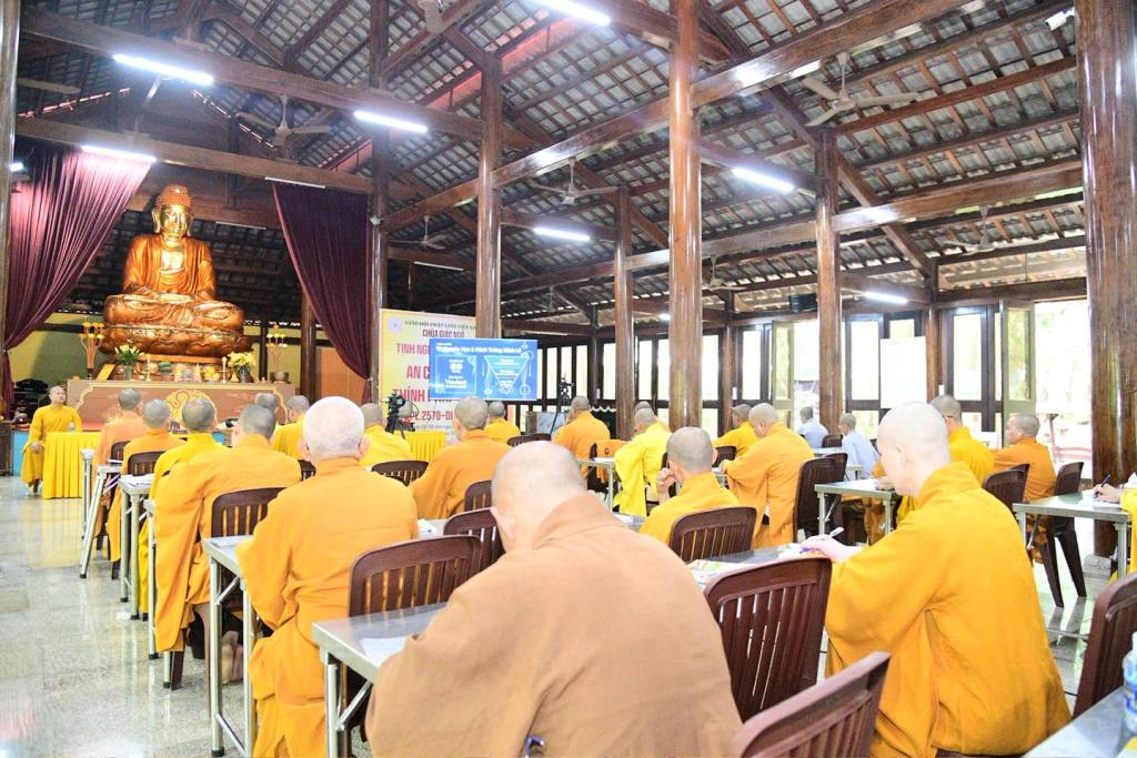 LẠY PHẬT – HẠ NGÃ MẠN: CON ĐƯỜNG TRỞ VỀ VỚI SỰ KHIÊM CUNG VÀ TỈNH THỨC