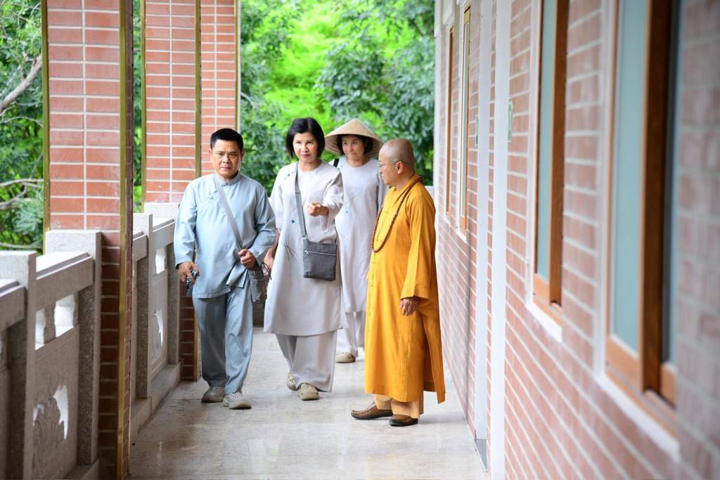 THẦY NHẬT TỪ CÙNG BAN LÃNH ĐẠO ĐẠO TRÀNG ĐẠO PHẬT NGÀY NAY KIỂM TRA TIẾN ĐỘ THI CÔNG TĂNG XÁ CHÙA GIÁC NGỘ (XÃ ĐẤT ĐỎ, TP.HCM)