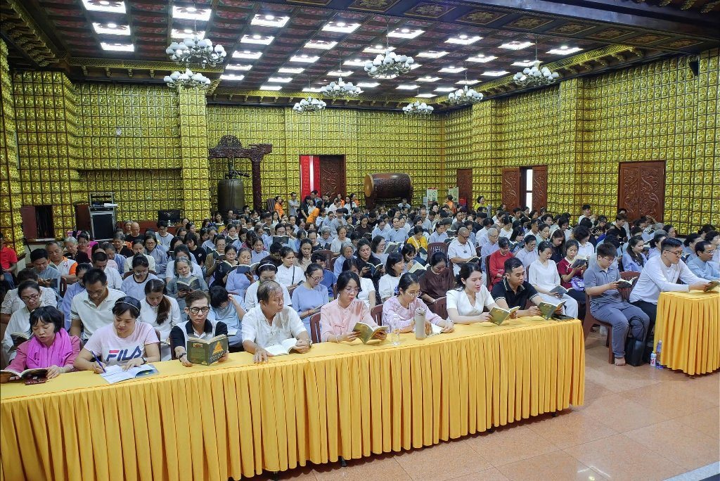 SƯ GIÁC NGUYÊN PHÁ VỠ LẦM TƯỞNG VỀ "NGHIỆP" TRƯỚC HƠN 600 HÀNH GIẢ