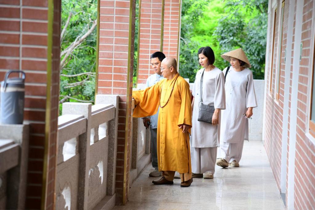 THẦY NHẬT TỪ CÙNG BAN LÃNH ĐẠO ĐẠO TRÀNG ĐẠO PHẬT NGÀY NAY KIỂM TRA TIẾN ĐỘ THI CÔNG TĂNG XÁ CHÙA GIÁC NGỘ (XÃ ĐẤT ĐỎ, TP.HCM)