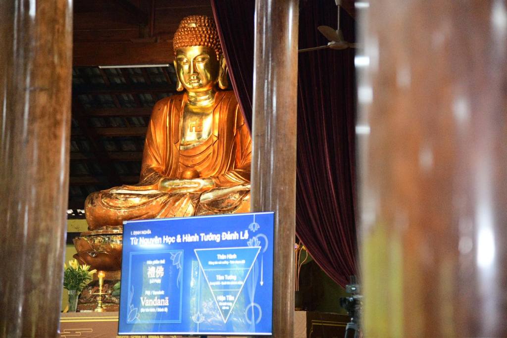 LẠY PHẬT – HẠ NGÃ MẠN: CON ĐƯỜNG TRỞ VỀ VỚI SỰ KHIÊM CUNG VÀ TỈNH THỨC