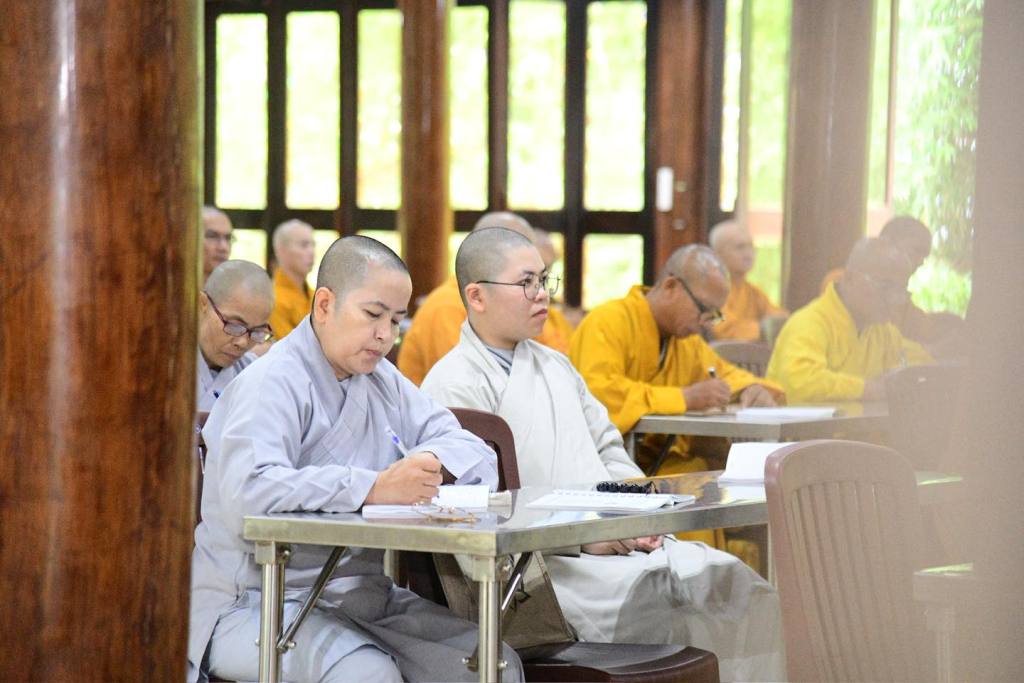 LẠY PHẬT – HẠ NGÃ MẠN: CON ĐƯỜNG TRỞ VỀ VỚI SỰ KHIÊM CUNG VÀ TỈNH THỨC