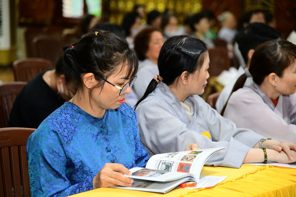LỄ RA MẮT SÁCH “CUỘC ĐỜI ĐỨC PHẬT THÍCH CA MÂU NI QUA TEM BƯU CHÍNH VÀ BƯU ẢNH” TRONG MÙA PHẬT ĐẢN THIÊNG LIÊNG 