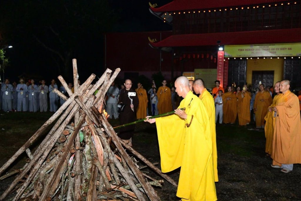 RỰC SÁNG ĐÊM LỬA TRẠI KHÓA TU XUẤT GIA BÁO HIẾU LẦN THỨ 5